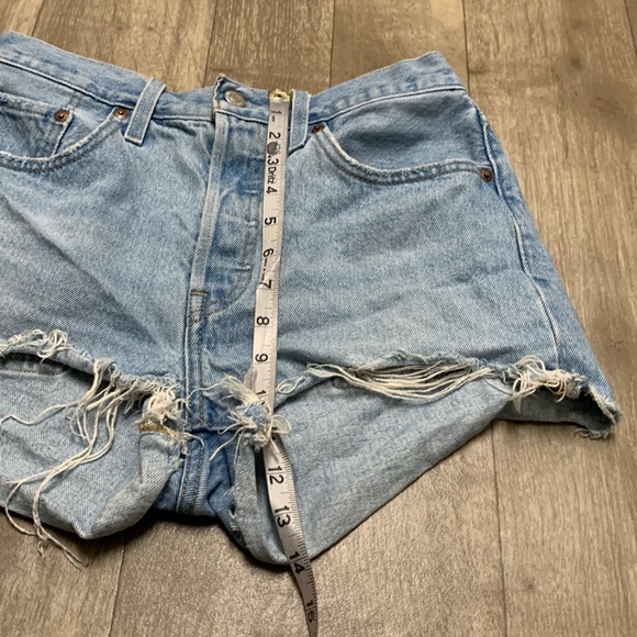 Womens Levi’s 501 Distressed Button Fly Light Washed Frayed Short Shorts - Picture 4 of 8